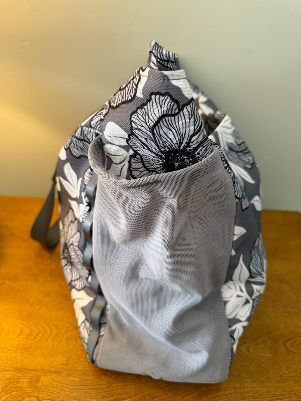 Vera Bradley Large Floral Performance Twill Tote Bag Gray Black White Travel Gym - Picture 4 of 11
